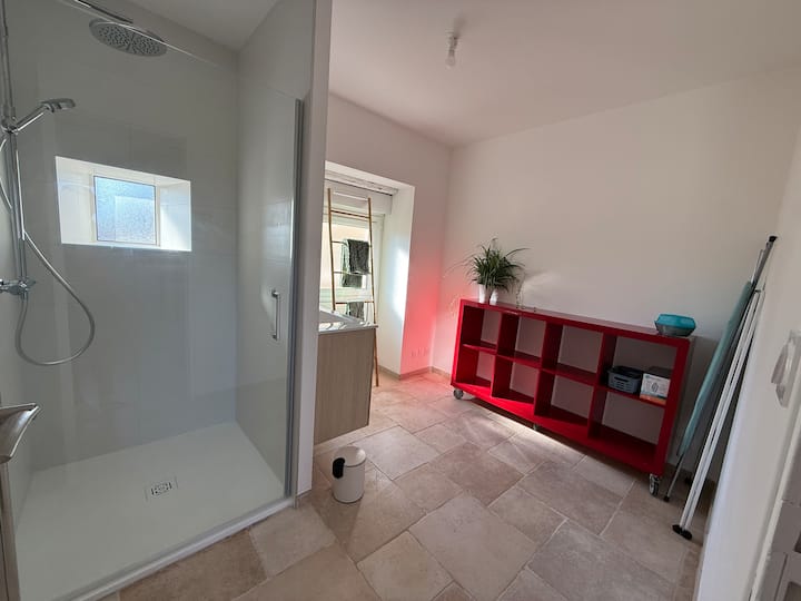 Salle de bain avec grande douche à l'italienne et étagère rouge dans le gîte Austral Saint-Malo
