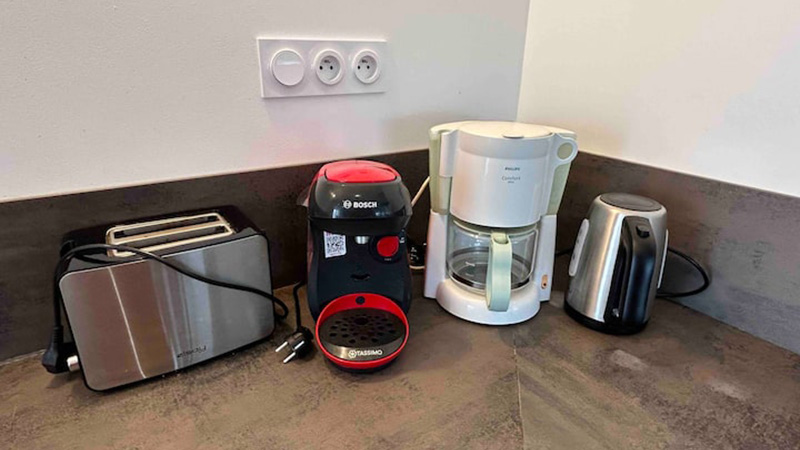 Équipements petit-déjeuner du gîte Mistral : grille-pain, machine à café Tassimo, cafetière filtre et bouilloire