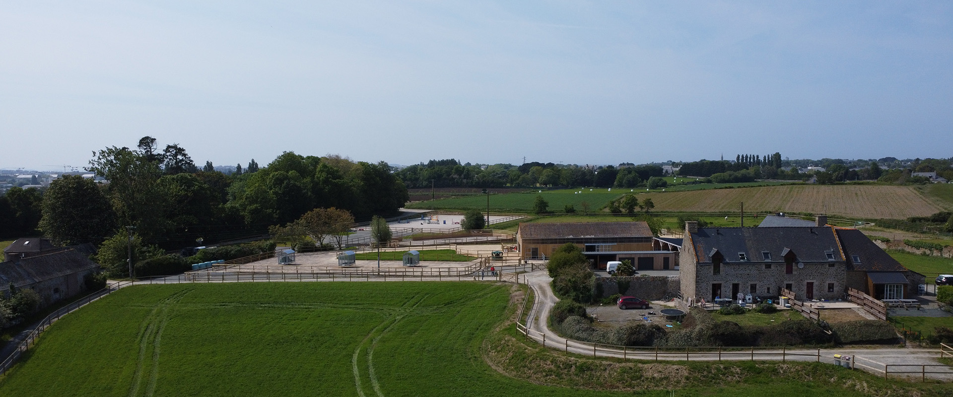 Gîtes Mistral et Austral avec vue sur les prairies de l'Écurie Active Malouine